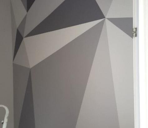 mur gris avec des formes géométriques