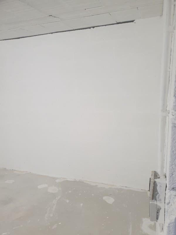 mur repeint en blanc
